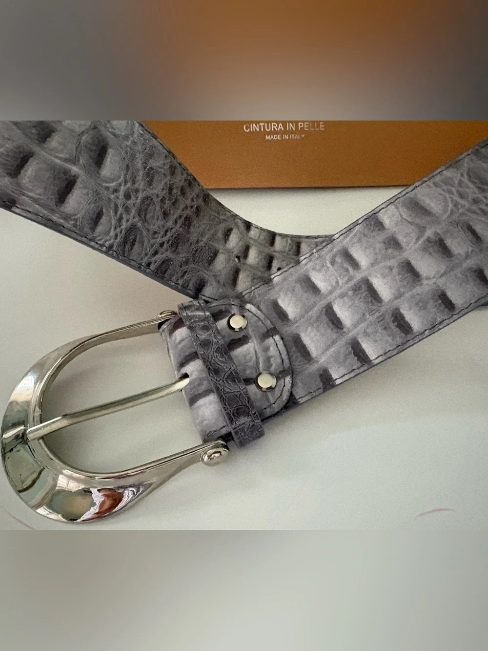 Women’s Gray Crocodile-Embossed Leather Belt Made in Italy silver buckle